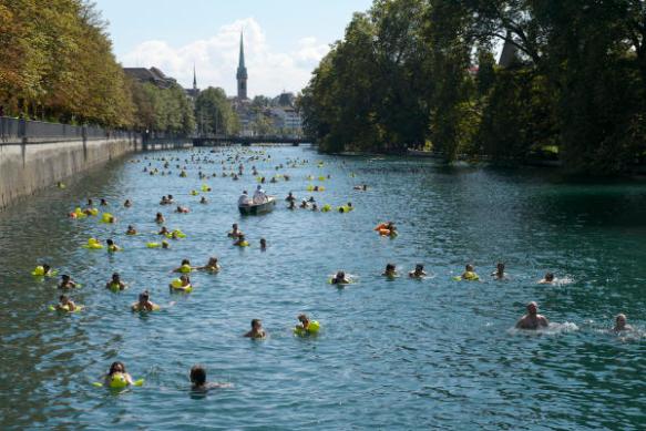 Teilnehmer beim 51. Zuercher Limmatschwimmen, in Zuerich, am Samstag, 22. August 2015. Zahlreiche Teilnehmerinnen und Teilnehmer benutzten die Gelegenheit, die Innenstadt von Zuerich einmal schwimmend zu erkunden. (KEYSTONE/Anthony Anex)